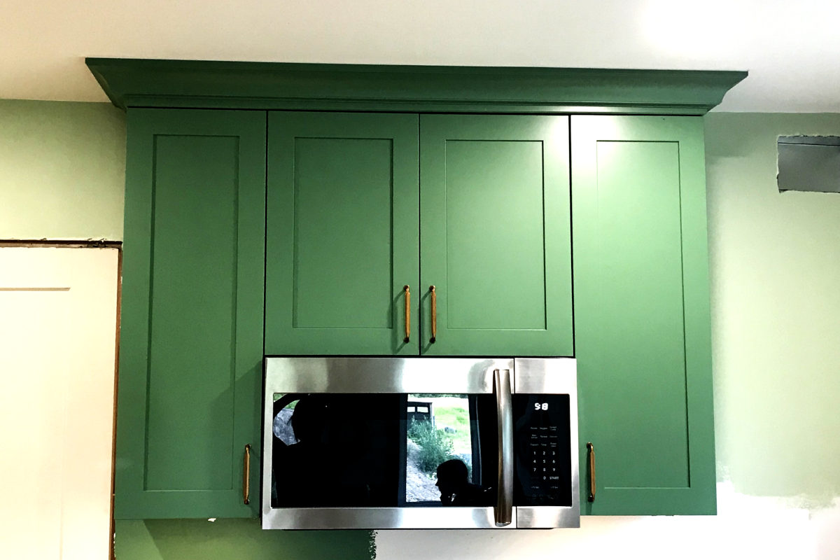 crown molding above cabinet unit above stove